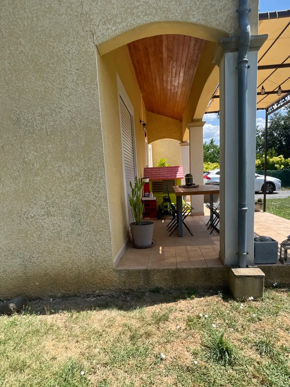 Fissure marquée dans l'angle intérieur d'une pièce, à faire constater par un expert