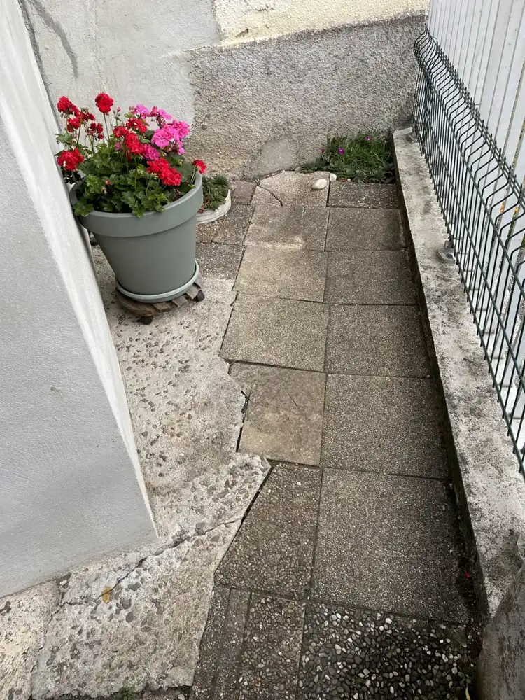 Dallage en béton fissuré, désordre typique lié à l'absence de joint