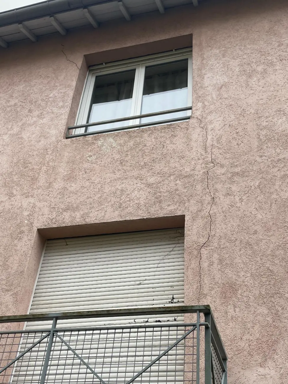 Fissure verticale de sécheresse sur la façade d'une maison, entre deux étages