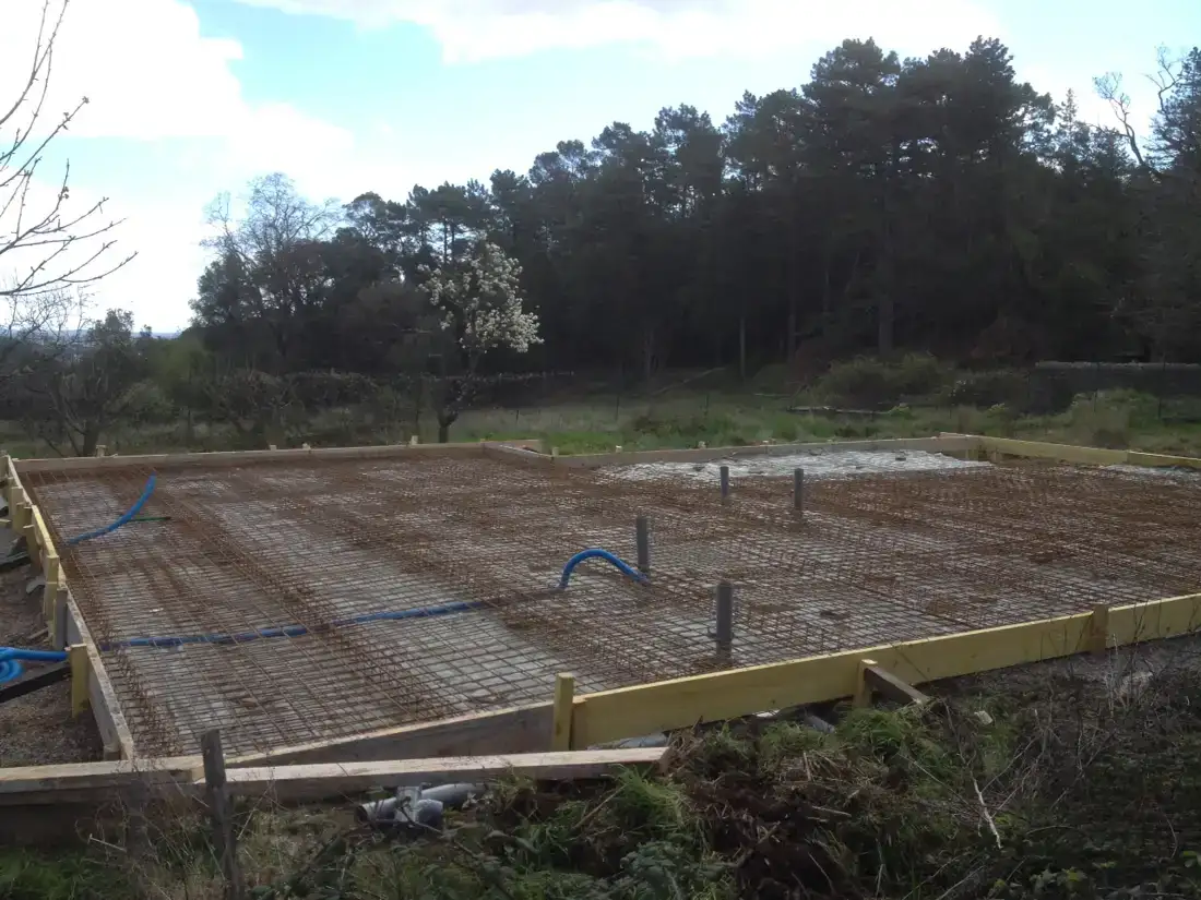 Ferraillage en attente de coulage sur un chantier de fondations
