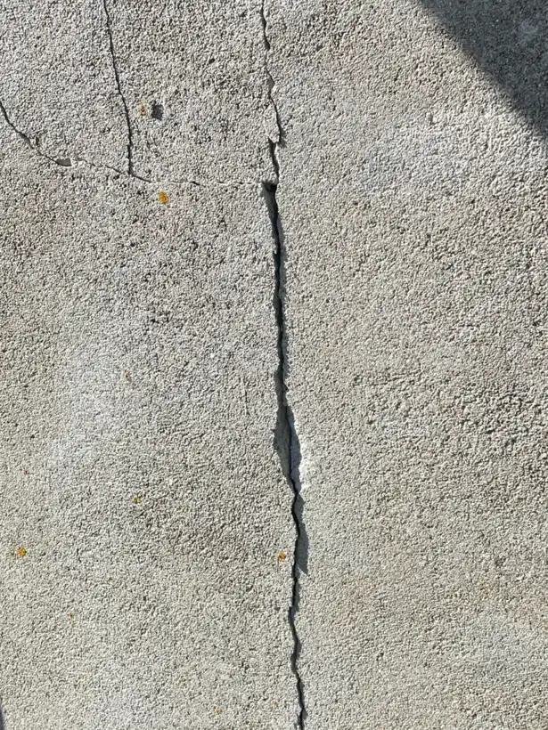 Fissure sur un voile de béton, indice à examiner lors du diagnostic de carbonatation