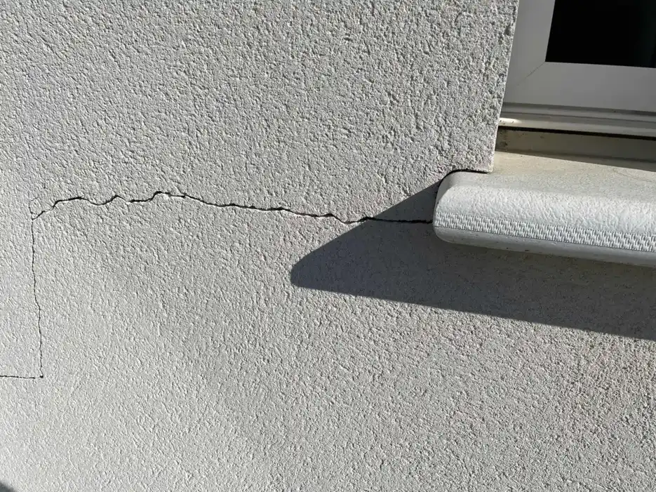 Fissure visible sur la façade d'une maison individuelle