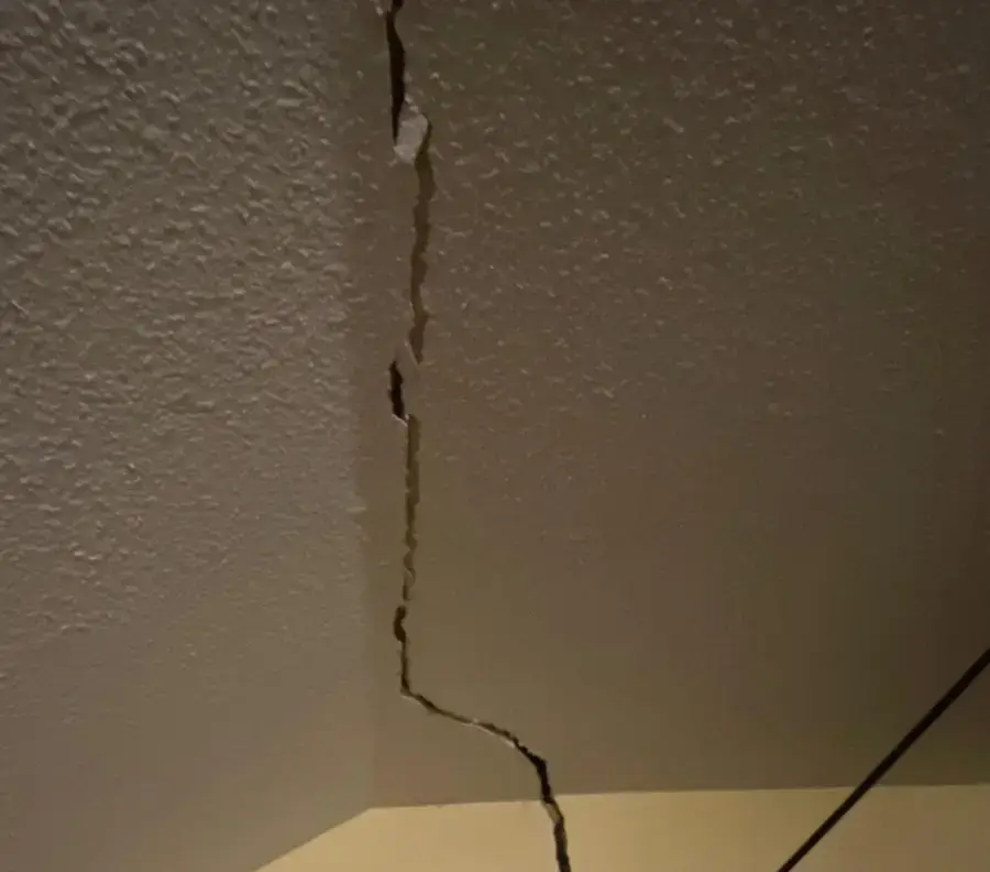 Fissure de finition sur un mur intérieur, désordre couvert par la garantie de parfait achèvement