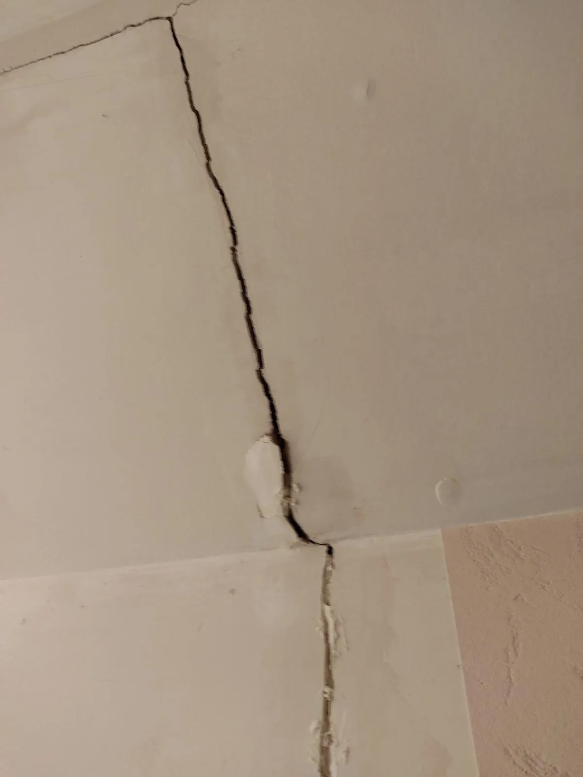 Fissure intérieure suivant les joints, signe d'un affaissement de fondations