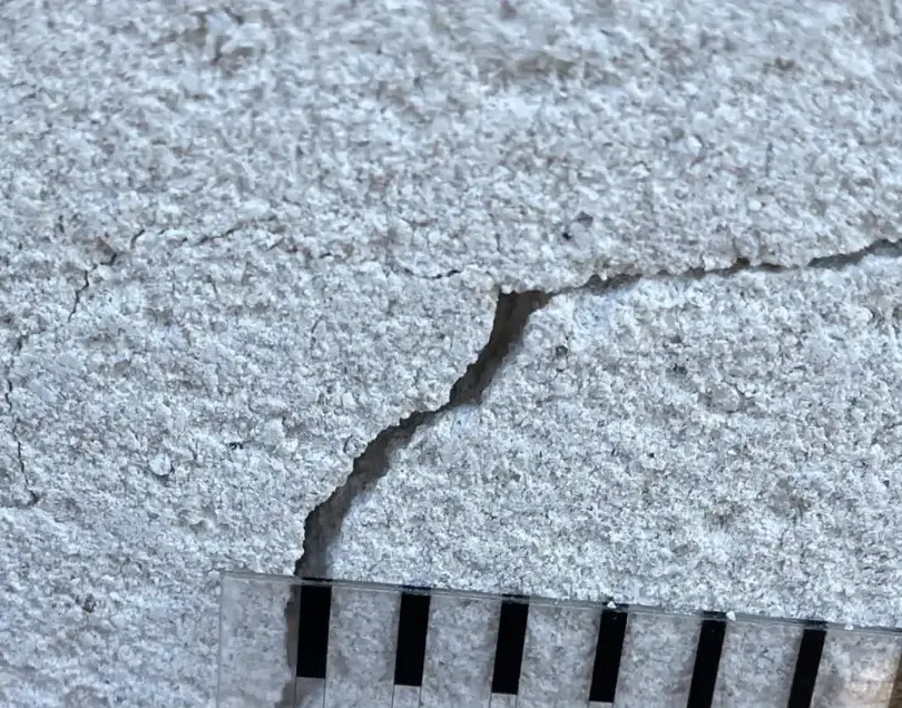 Fissure de façade mesurée à la jauge lors d'une inspection avant les dix ans
