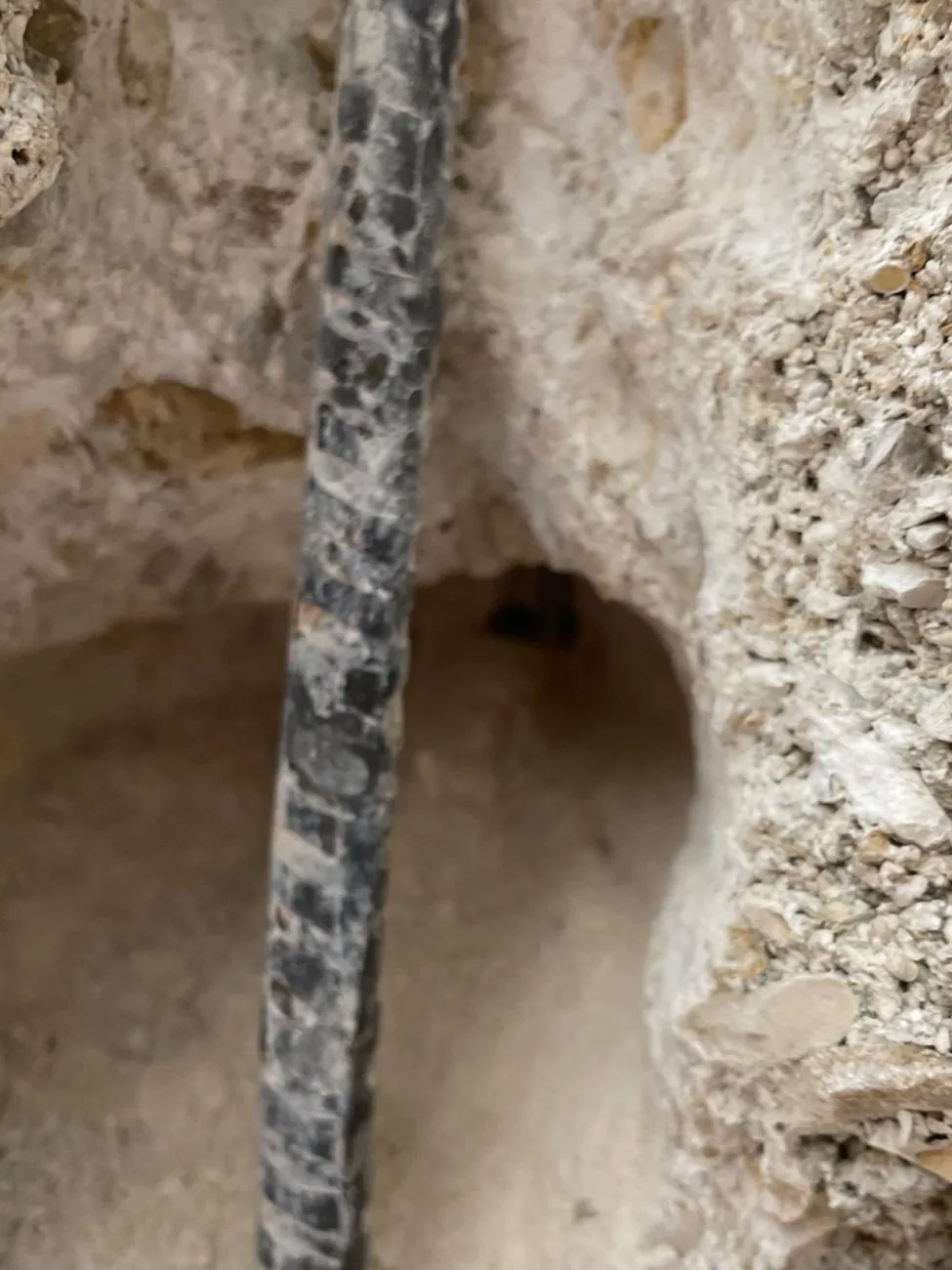 Fissure profonde dans un mur en pierre d'une maison ancienne