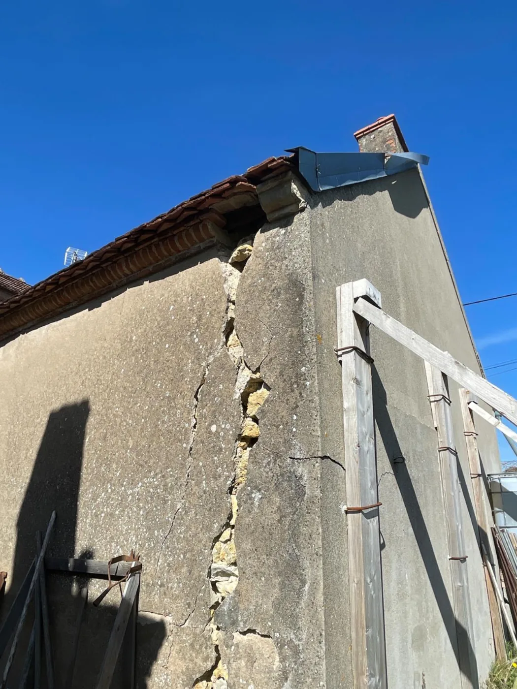 Fissure structurelle sur l'angle d'une façade après un mouvement de sol lié à la sécheresse