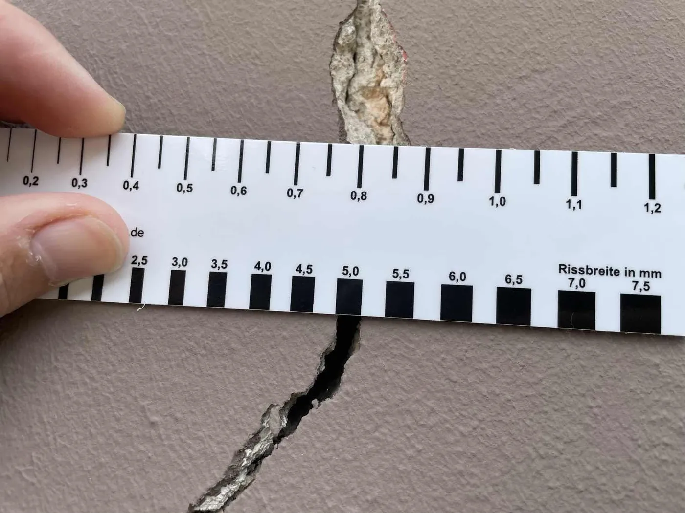 Suivi de l'ouverture d'une fissure au fissuromètre, preuve de l'évolution