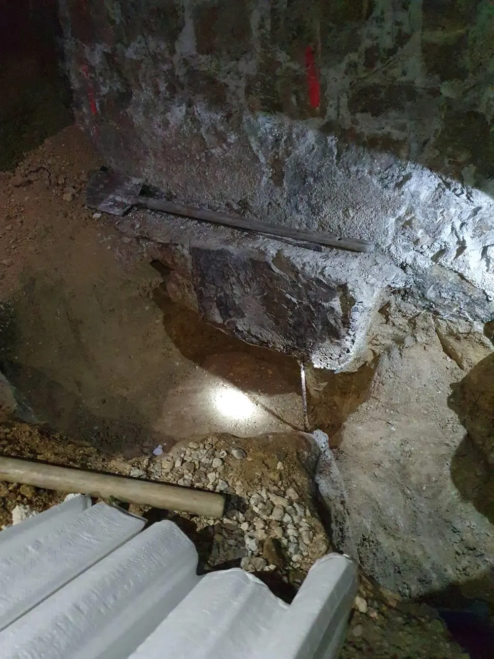 Fouille de reconnaissance ouverte au pied d'une fondation lors d'un diagnostic géotechnique