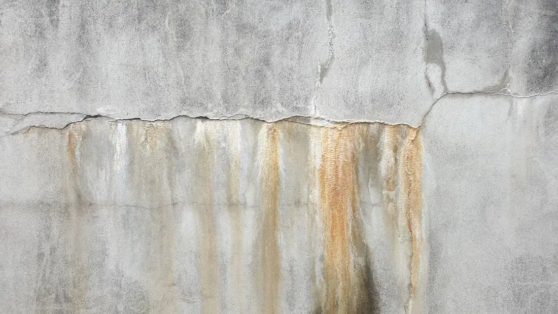 Mur de cave présentant des traces d'humidité et de salpêtre