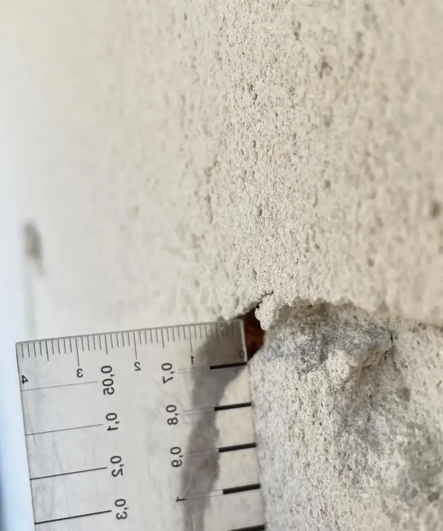 Jauge de mesure posée sur une fissure lors d'un diagnostic