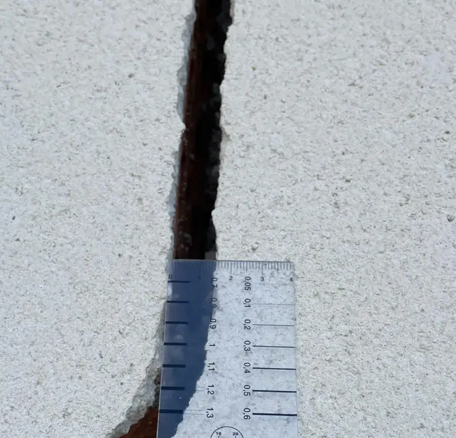 Mesure de l'ouverture d'une fissure lors d'une expertise de sinistre