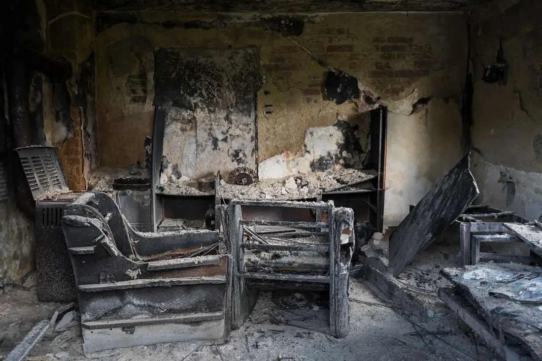 Intérieur d'un logement noirci par la suie après un incendie