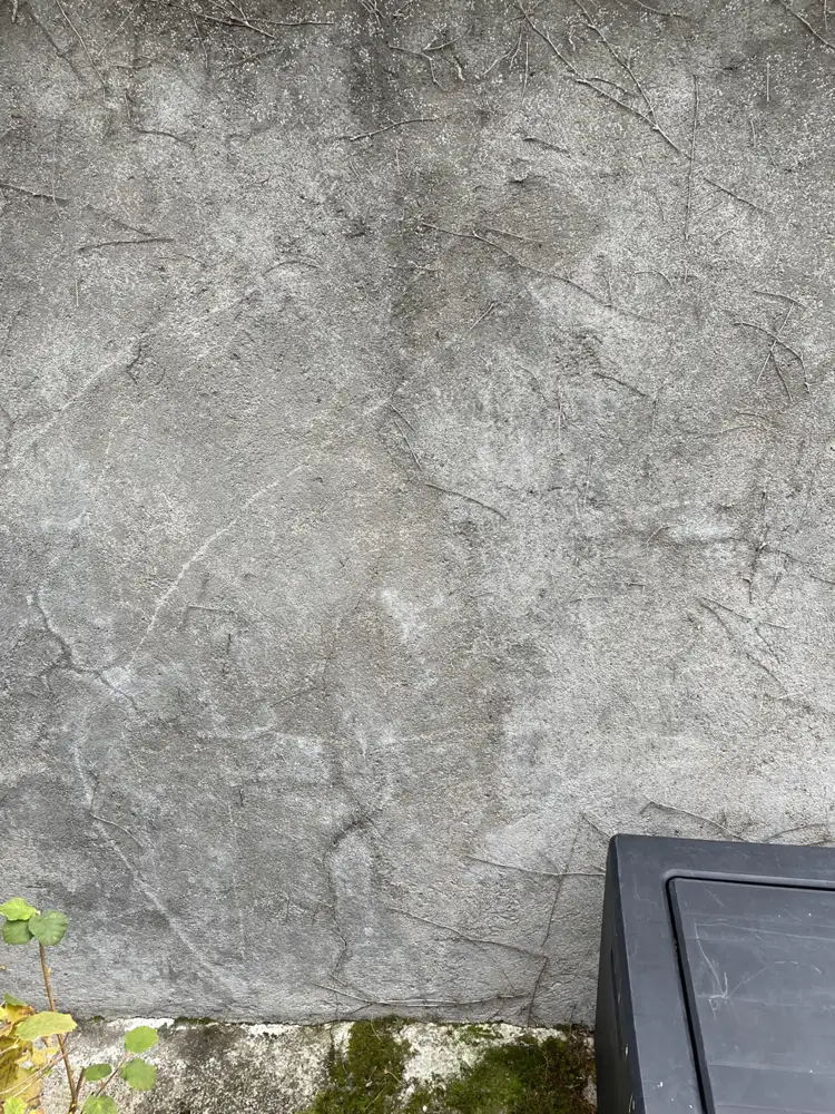 Réseau de fissures fines sur un mur, à qualifier lors d'une expertise