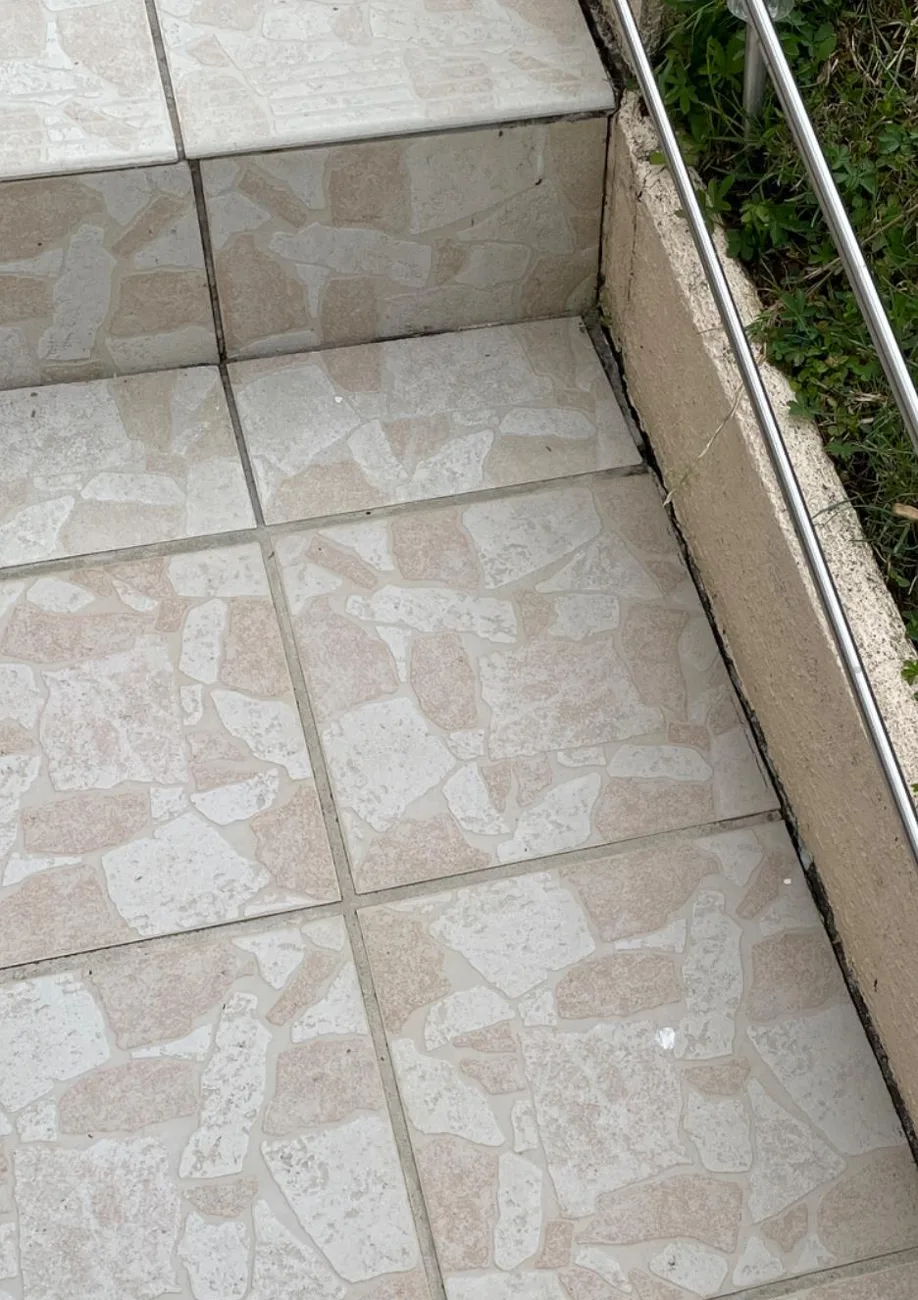 Terrasse carrelée dont le muret se désolidarise le long de la rive, désordre à qualifier au titre de la garantie décennale