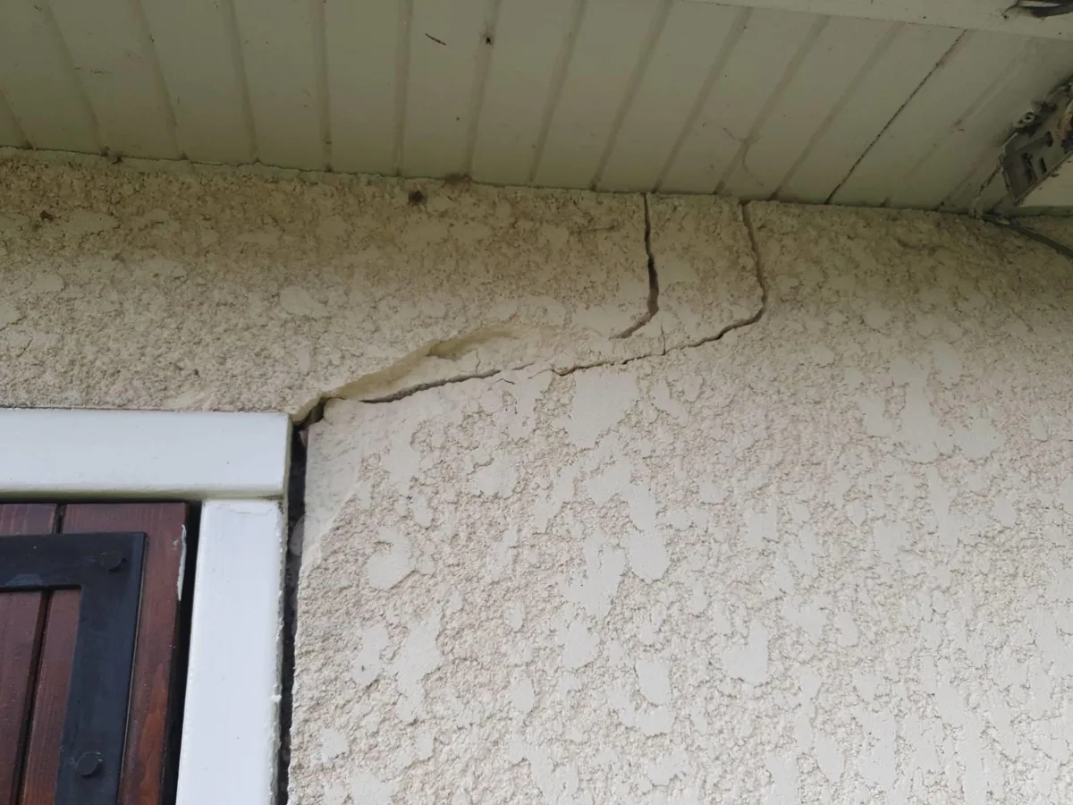 Fissure en escalier sur une maison des Yvelines