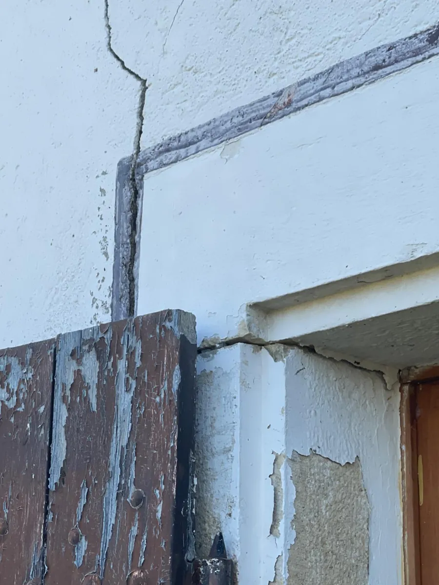 Fissure verticale sur mur de façade