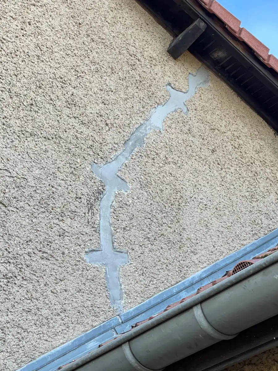 Fissure en escalier suivant les joints de maçonnerie
