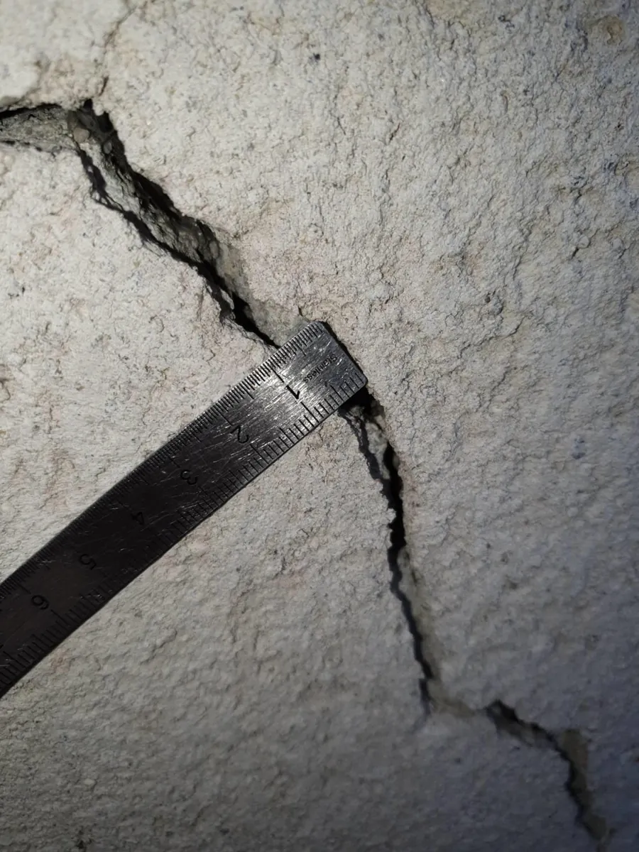 Fissure traversante sur mur extérieur