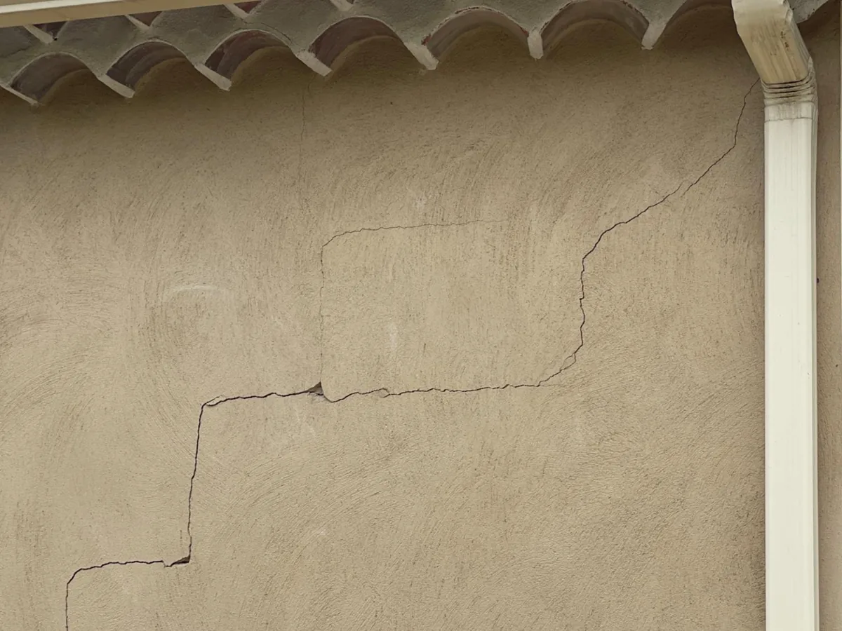Fissure en escalier sur mur extérieur de pavillon