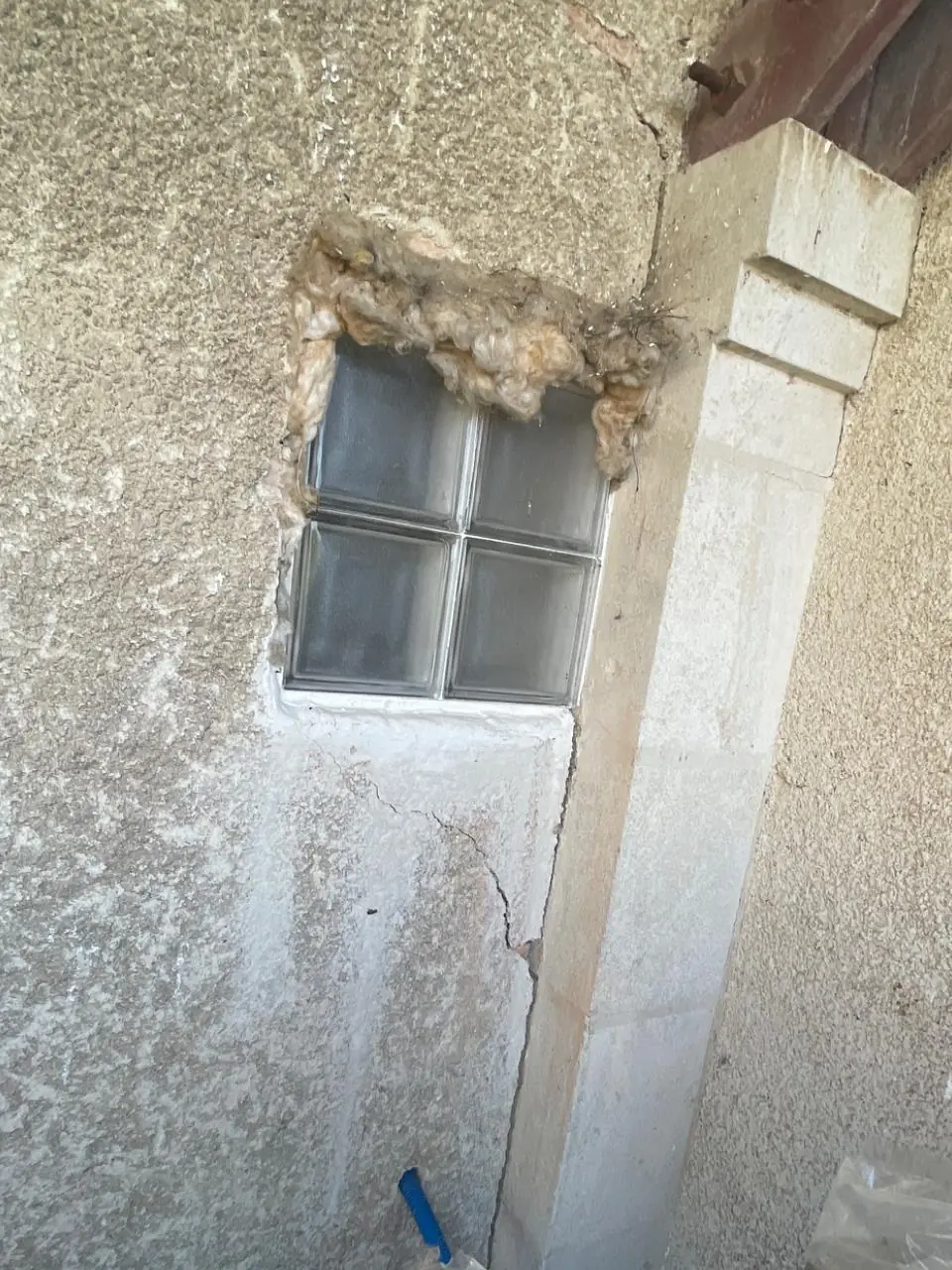 Fissure verticale sur façade de pavillon