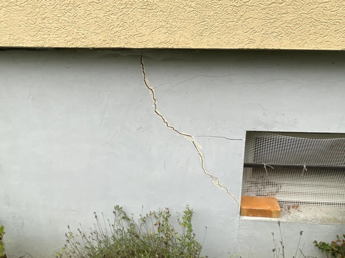 Fissure en escalier sur une maison d'Eure-et-Loir