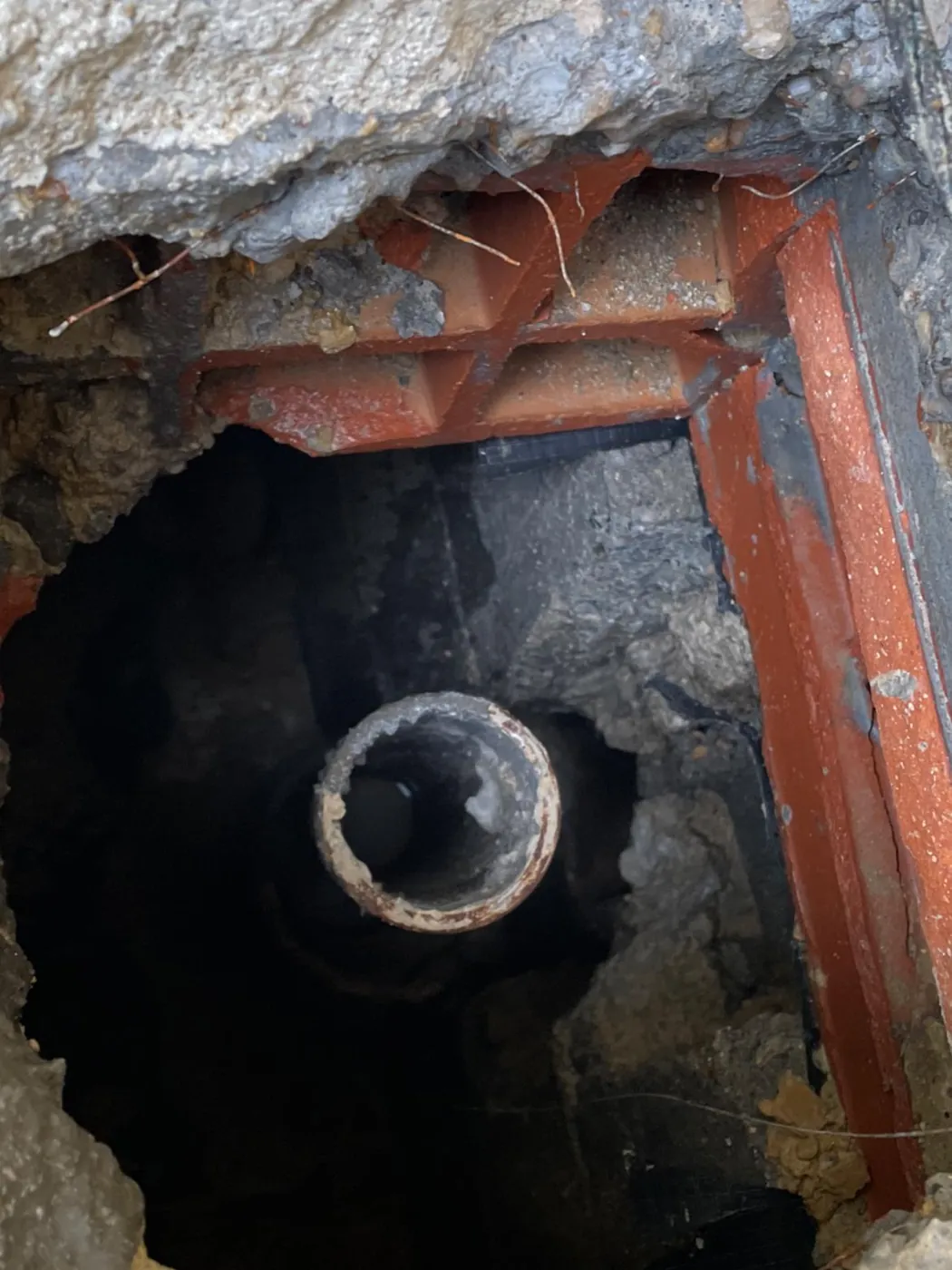 Reconnaissance d'une fondation et d'une canalisation en fouille