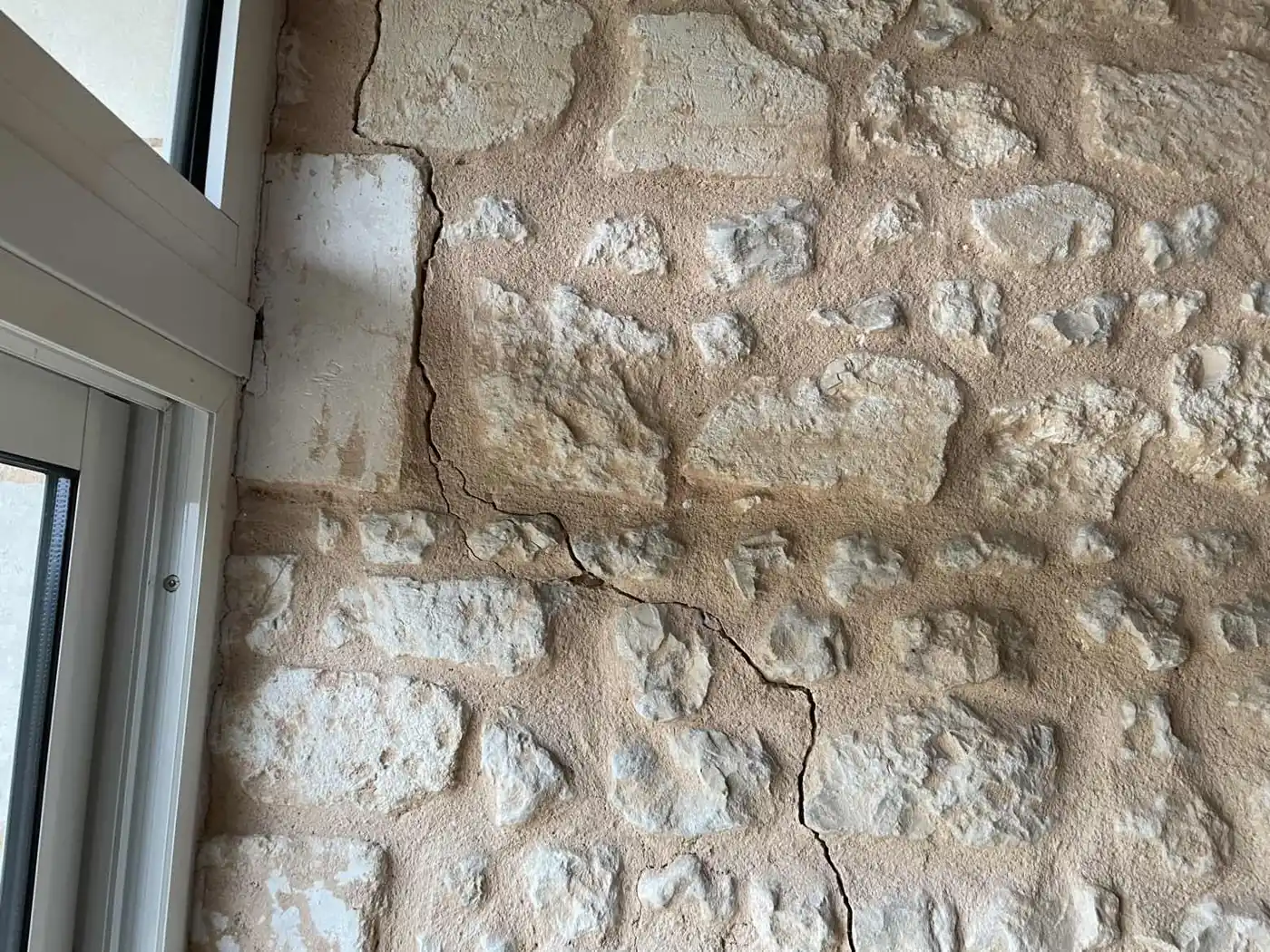 Fissure sur un mur porteur en pierre