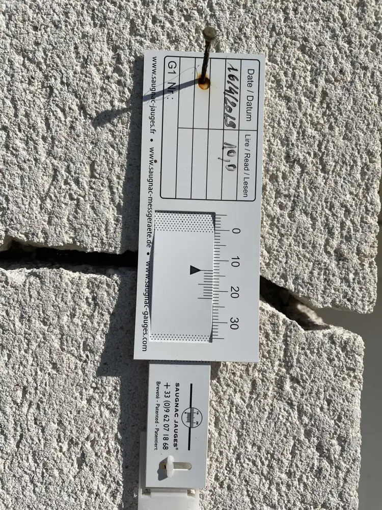 Mesure d'une fissure au fissuromètre avant reprise