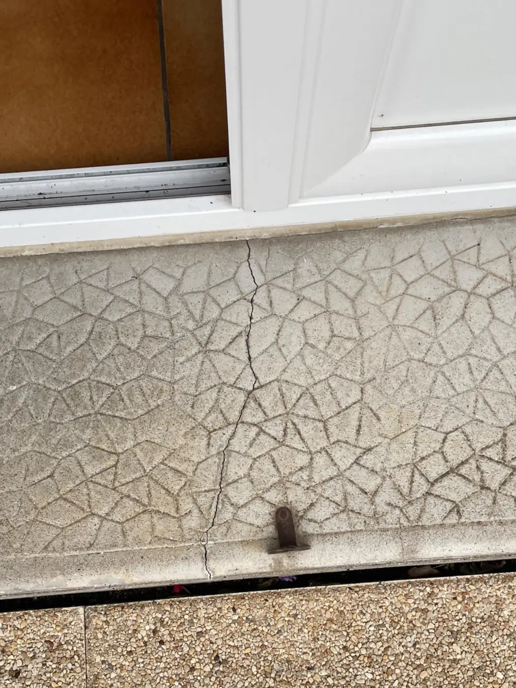Faïençage et fissuration d'un seuil en béton