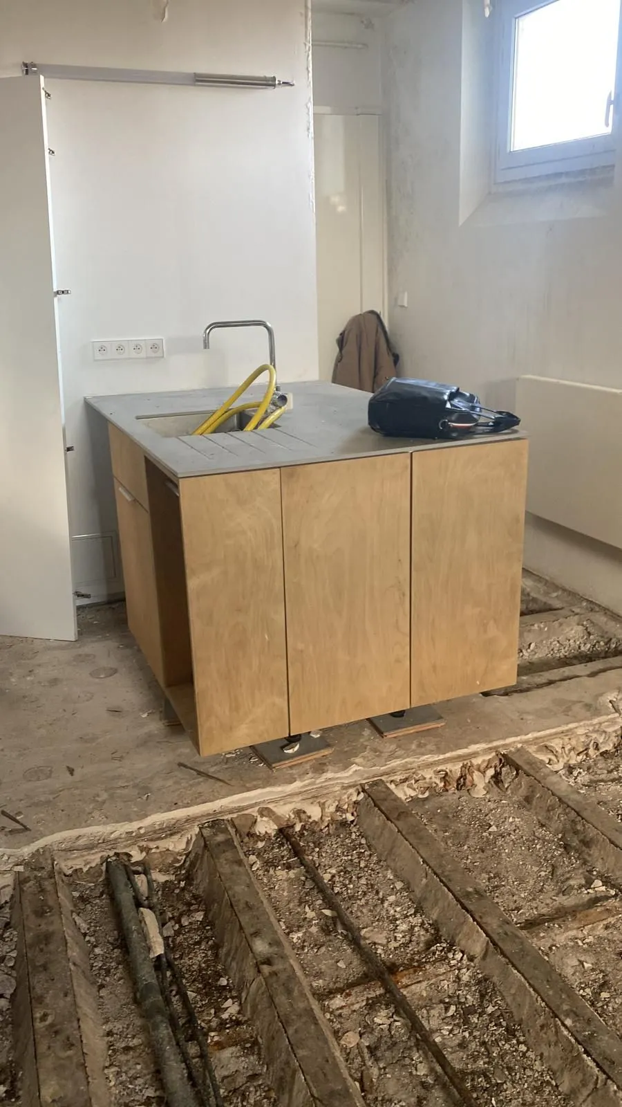 Logement en assèchement après un dégât des eaux, sol ouvert