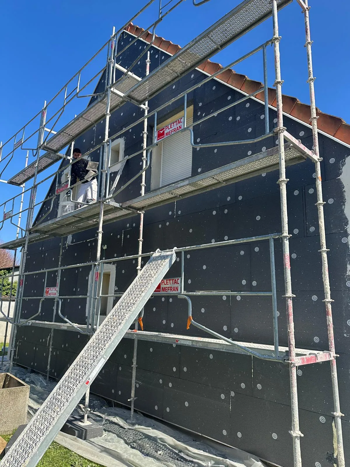 Façade en cours de réparation sous échafaudage