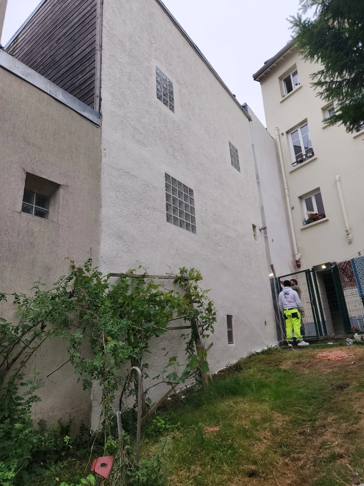 Fissure en escalier sur une façade de maison
