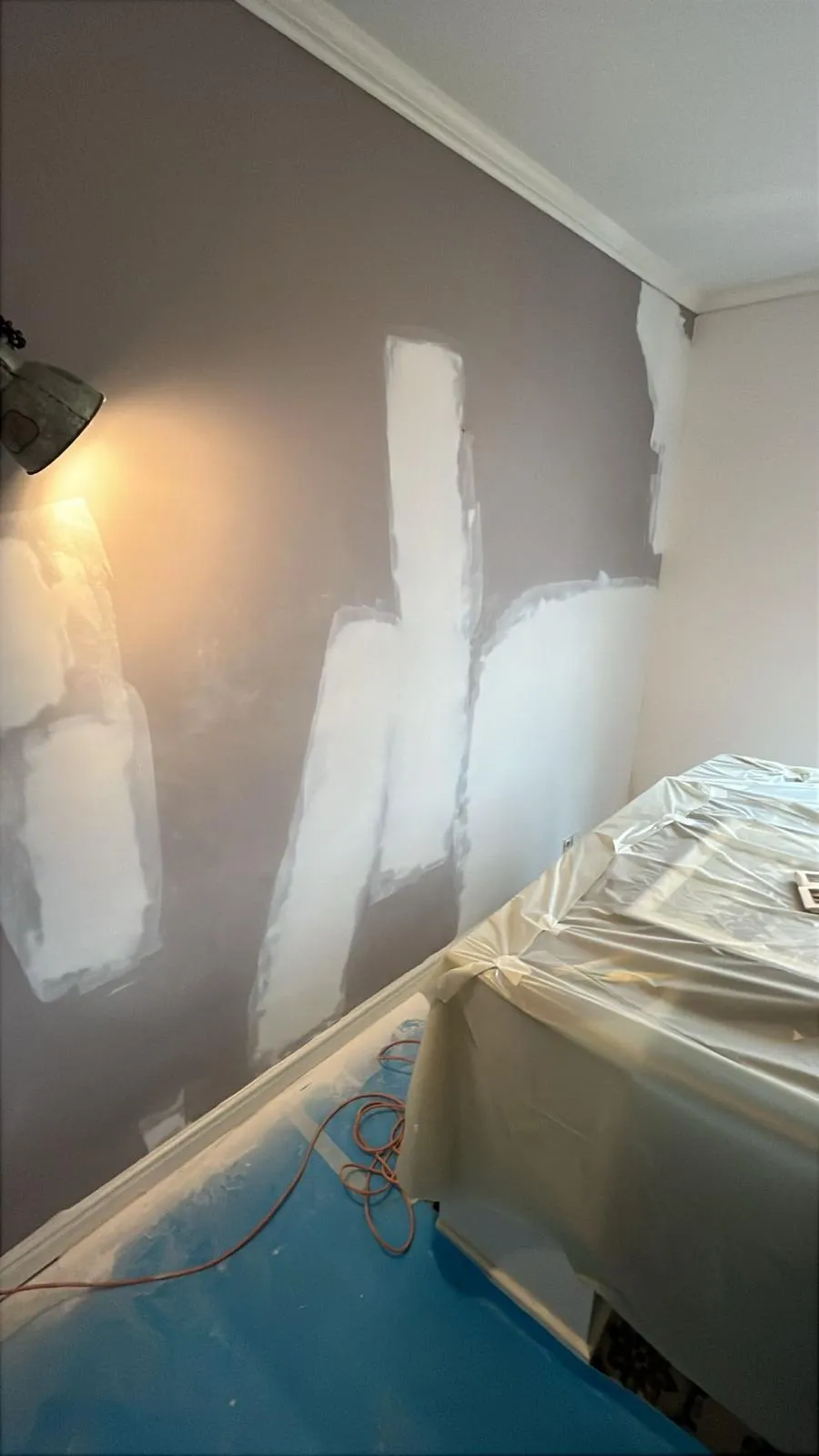 Reprise des enduits d'un mur intérieur lors d'une remise en état après sinistre
