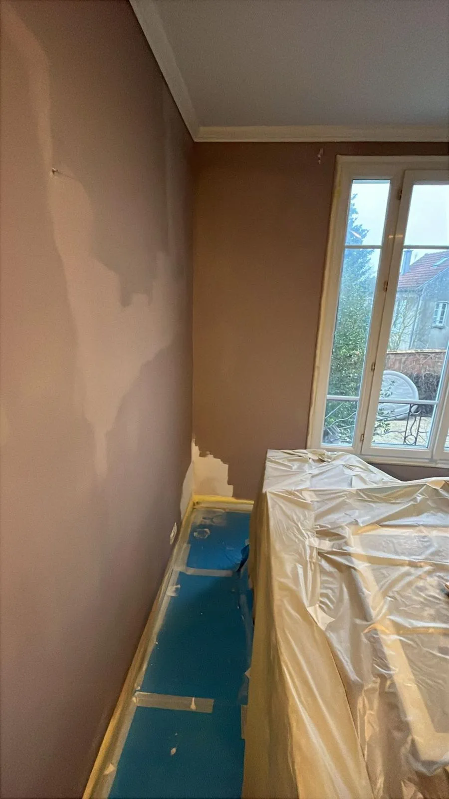 Remise en état intérieure en cours sur un chantier après sinistre