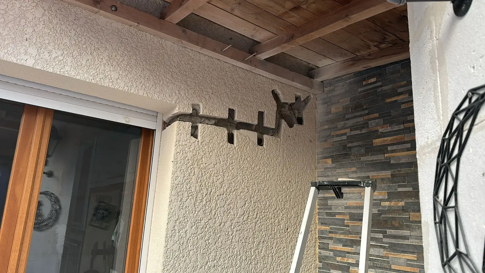 Fissure agrafée sur une façade enduite, avant application du revêtement de finition