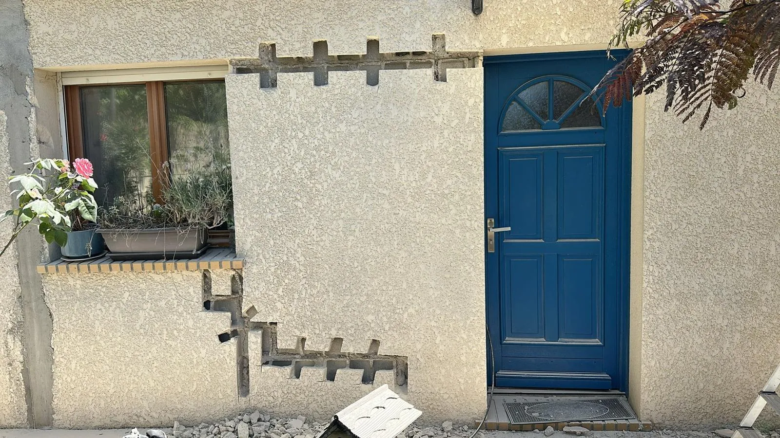 Fissure en escalier sur une façade de maison